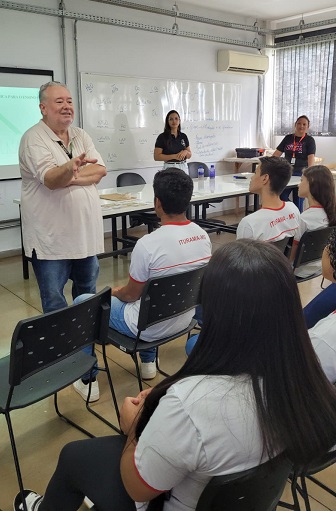 Professor James com alunos do ensino básico