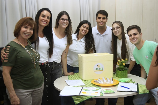 Apresentação de geladinhos de Ninho com Nutella e morango com Nutella